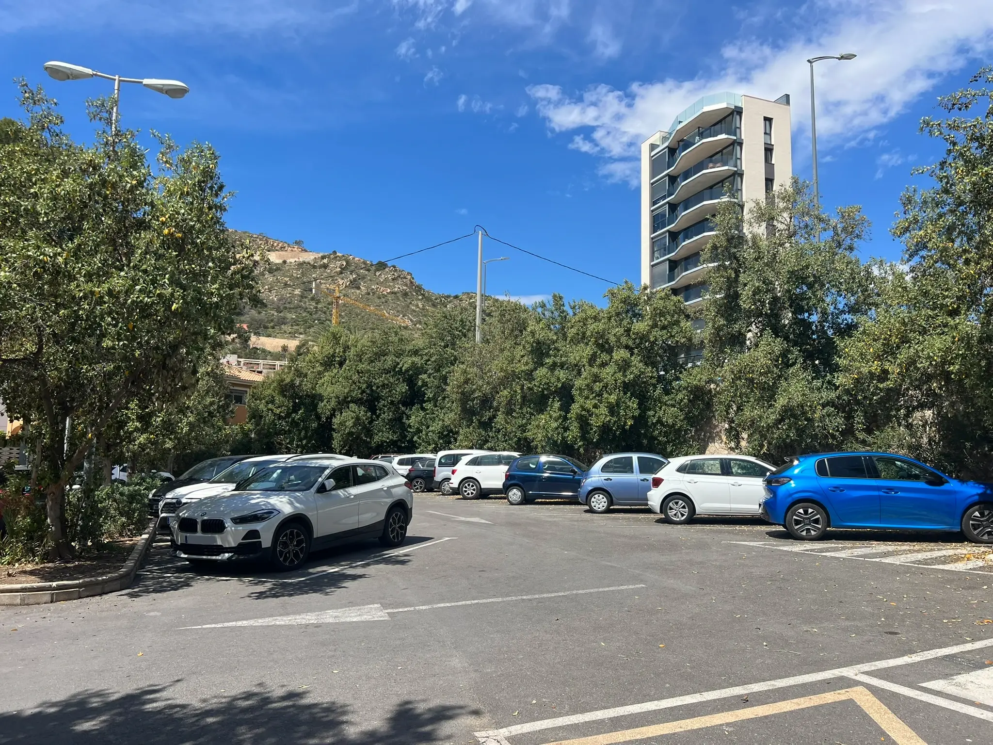 Street parking spaces along Playa de l'Albufereta for easy beach access.
