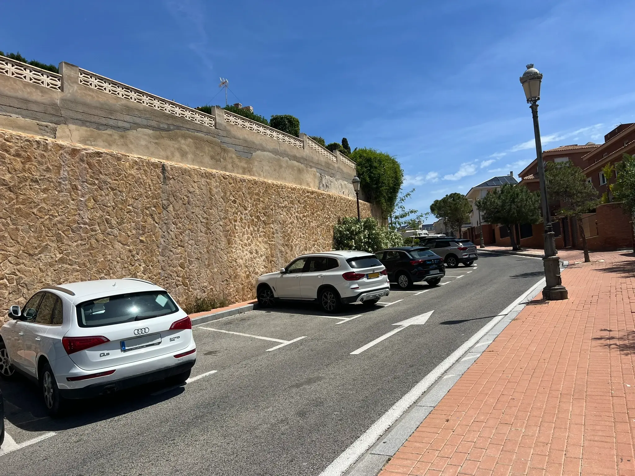 Cala Cantalar Alicante — free street parking on Avenida Costa Blanca near Cabo de las Huertas, easy parking access to the cove