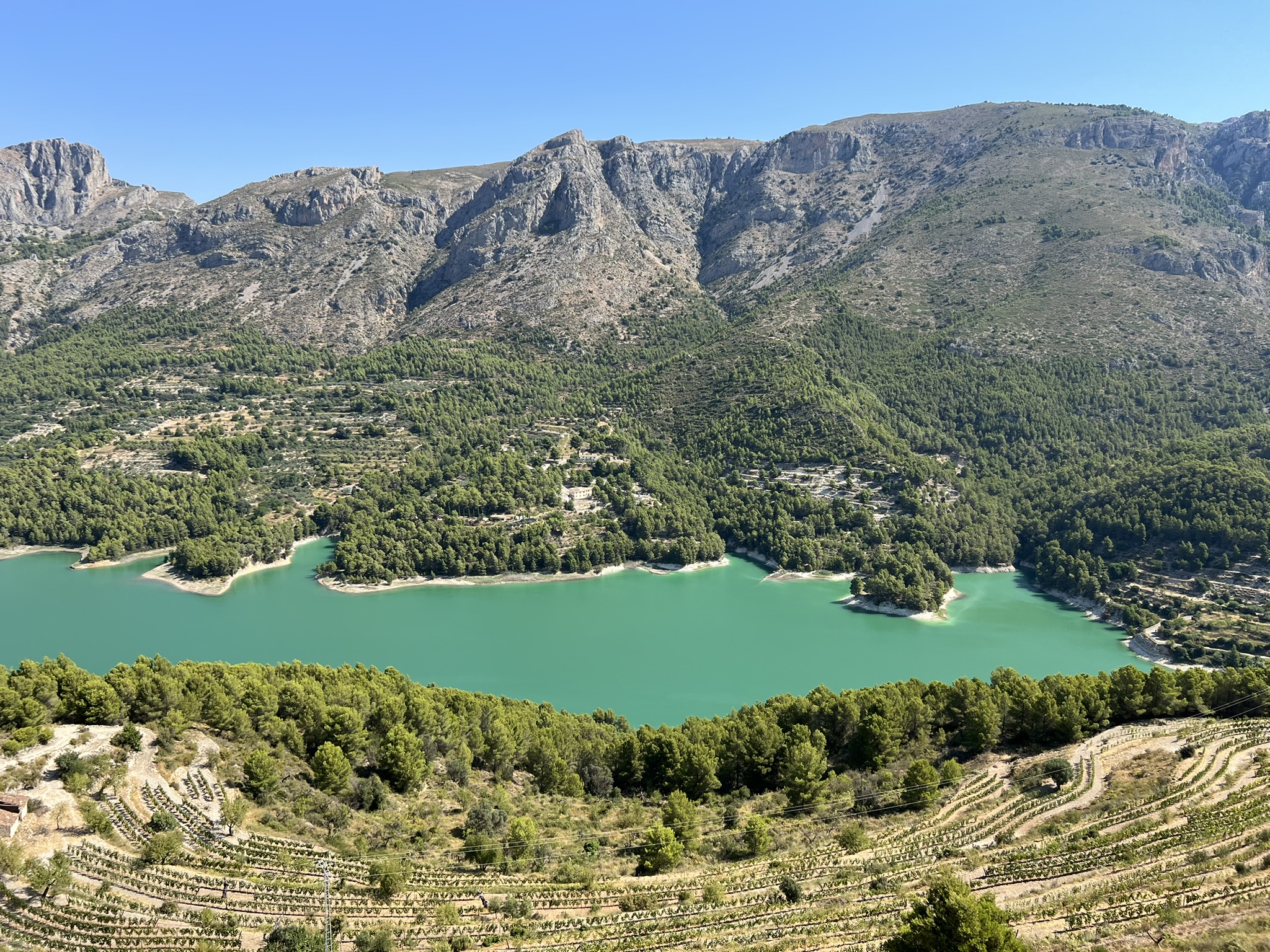 Das türkisfarbene Wasser des Stausees Embalse de Guadalest unterhalb des Dorfes