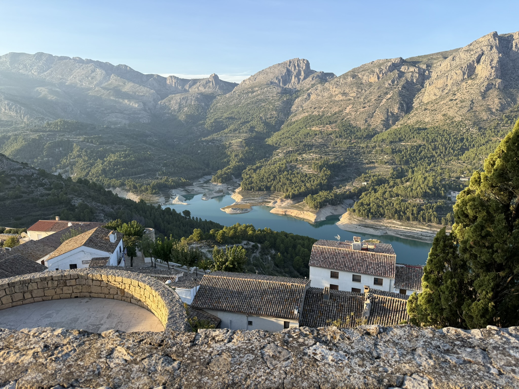 Die Häuser des Dorfes Guadalest, gebaut auf den Felsen über dem Tal