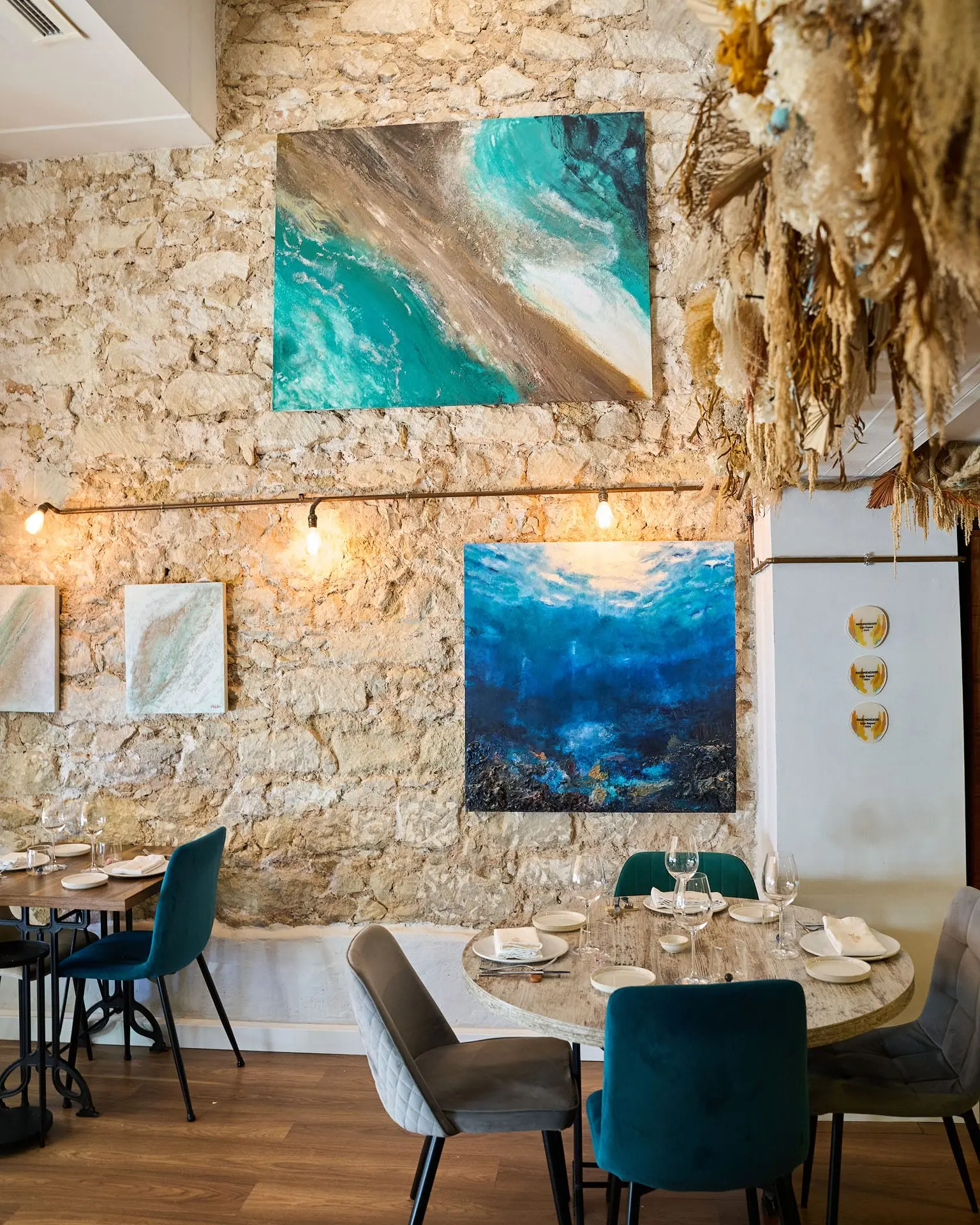 Interior dining room at Koiné Bistró, an Andalusian-Mediterranean restaurant in Alicante