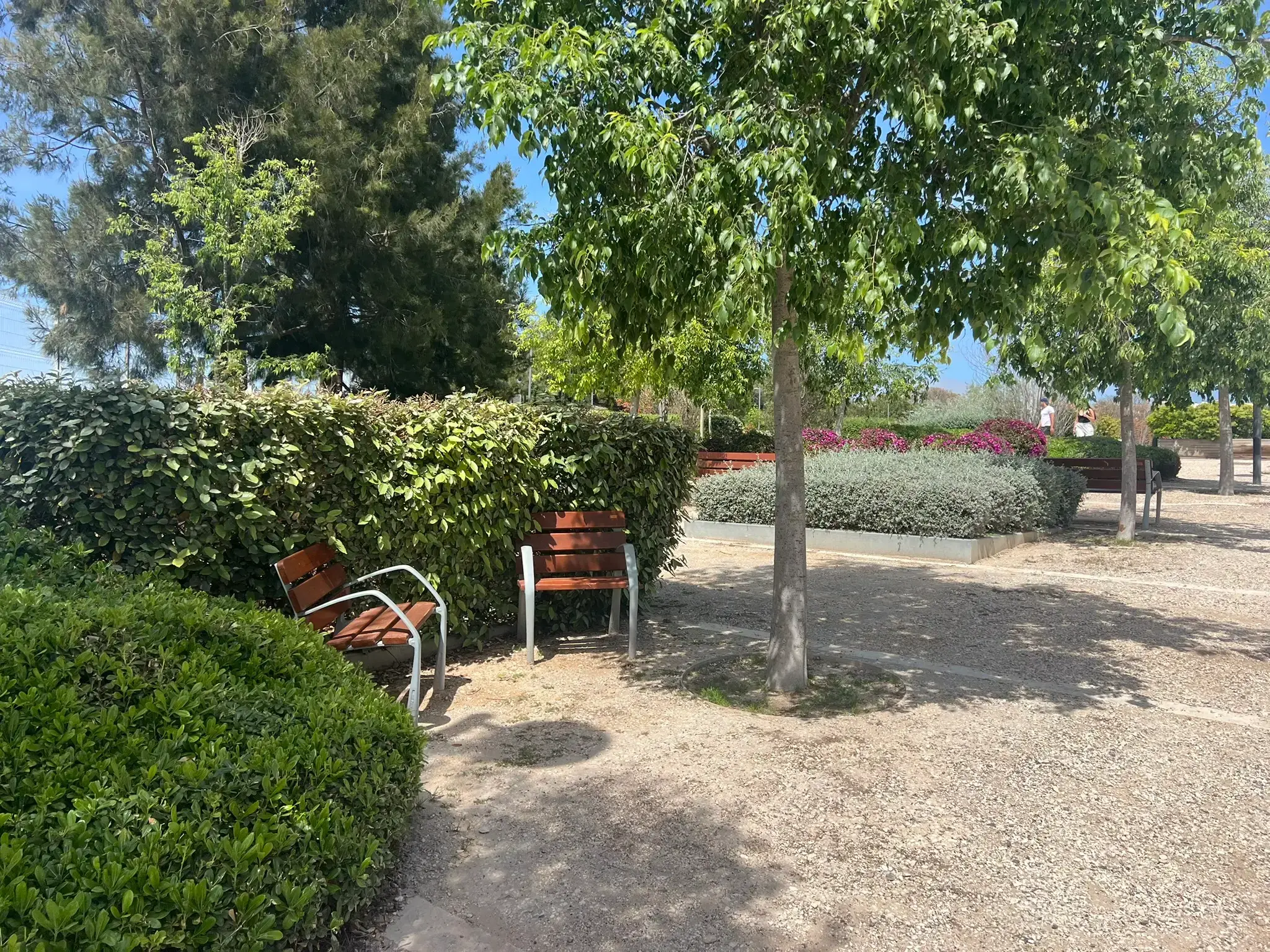 Shaded relaxation area with seating at Parque La Marjal Alicante.
