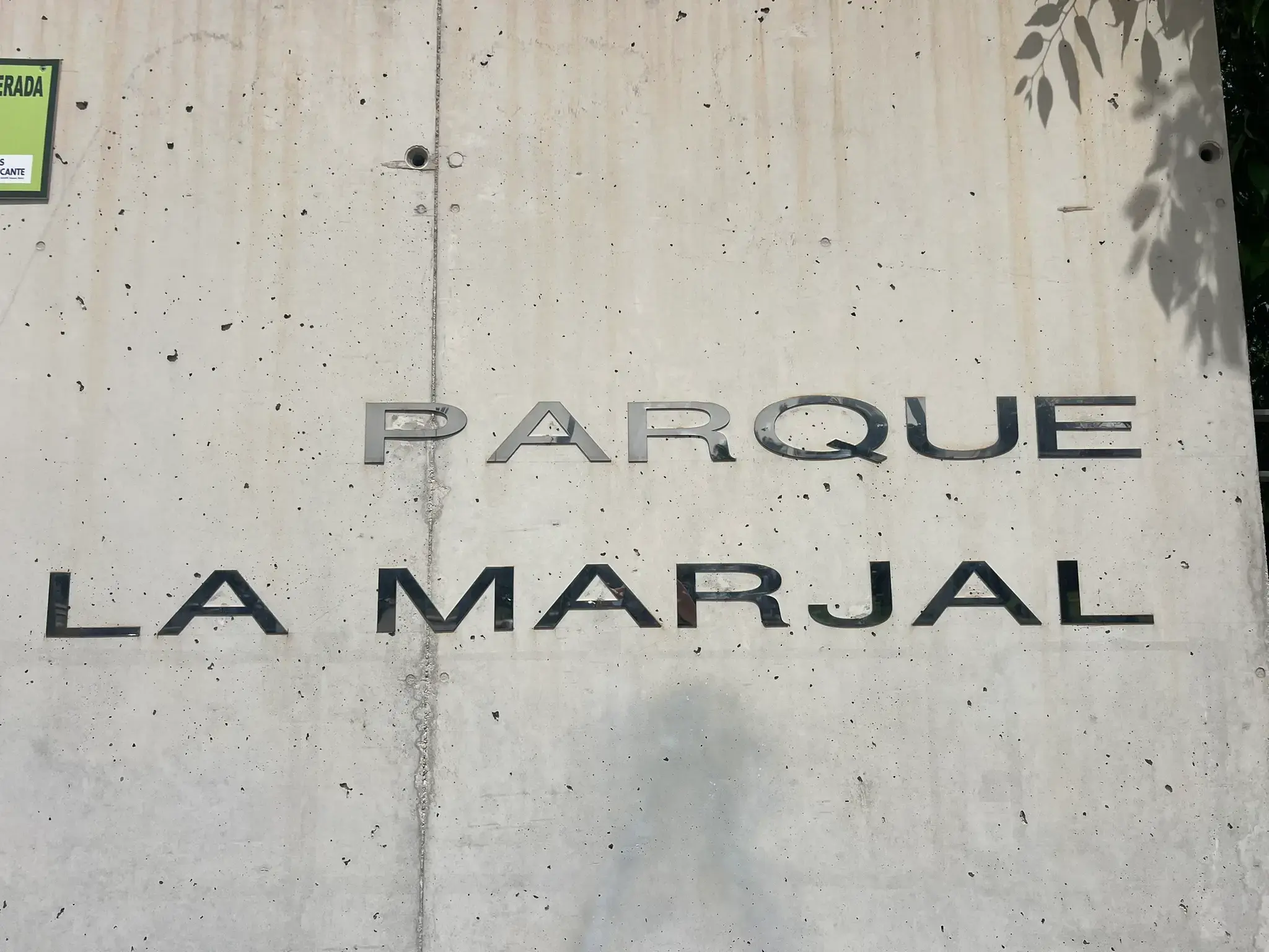 Official park entrance sign for Parque La Marjal in Alicante.
