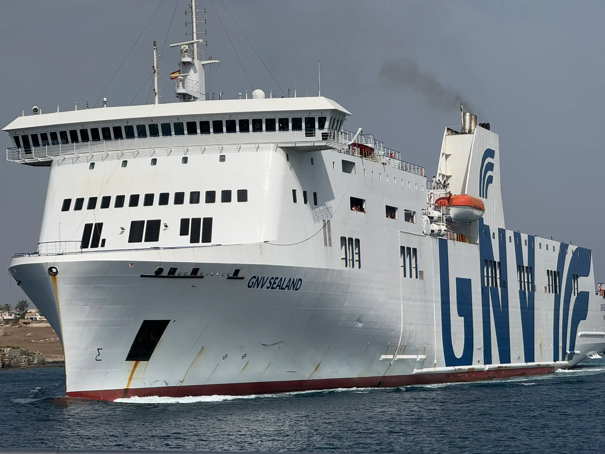 Een GNV-veerboot voor de kust van Menorca