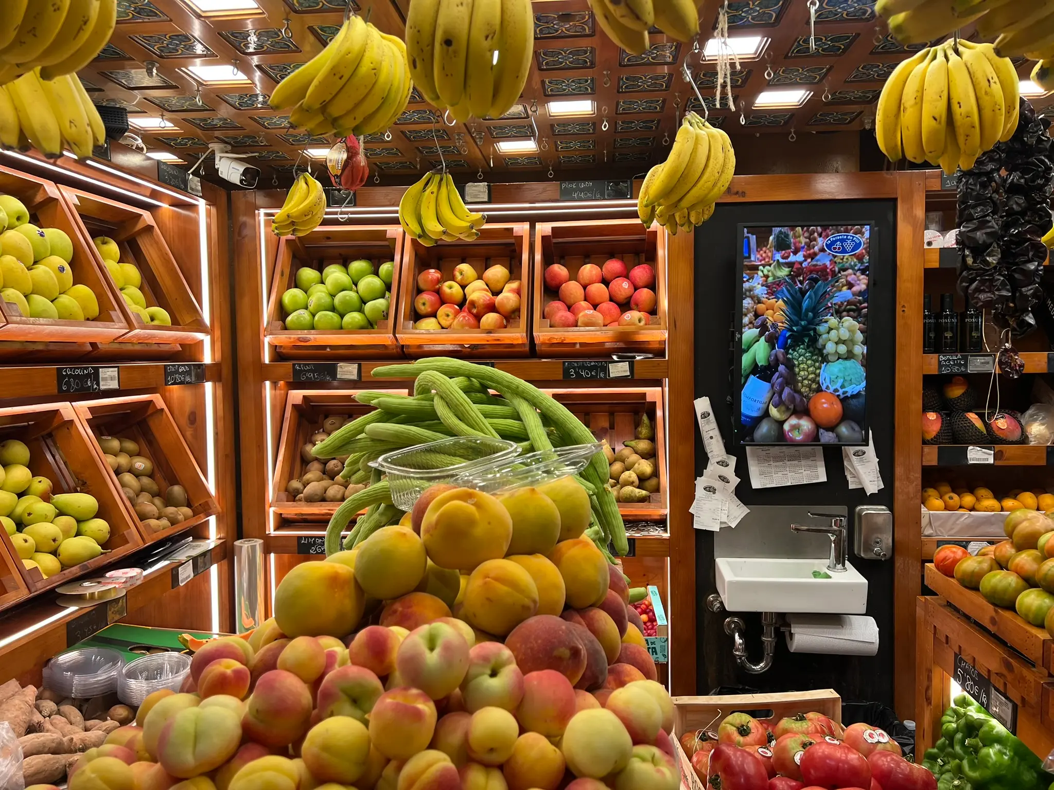 Frutería with paraguayo flat peaches and summer fruits