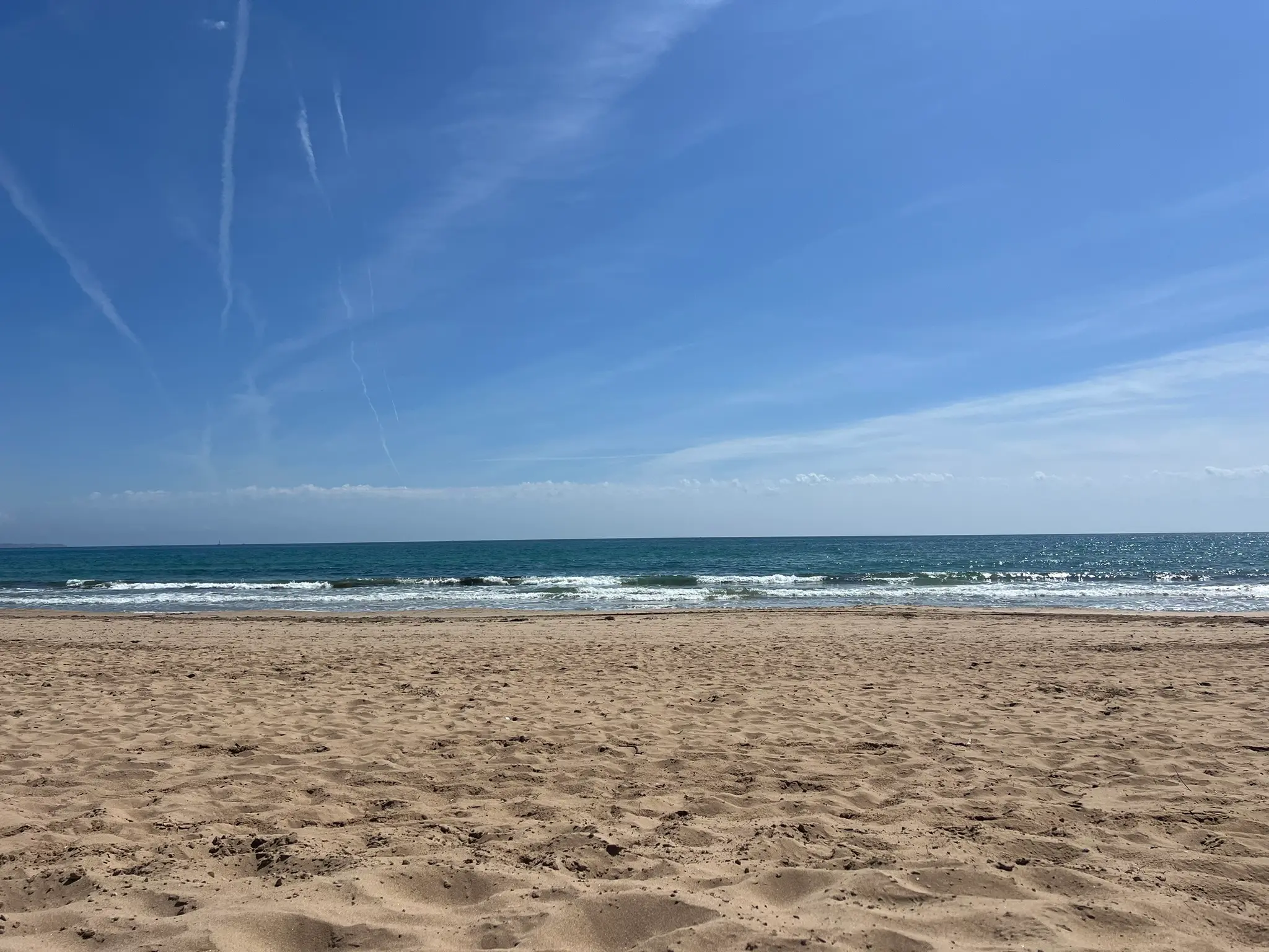 Playa del Saladar Alicante — empty golden sand beach with clear blue Mediterranean sea and waves, uncrowded Blue Flag beach Urbanova