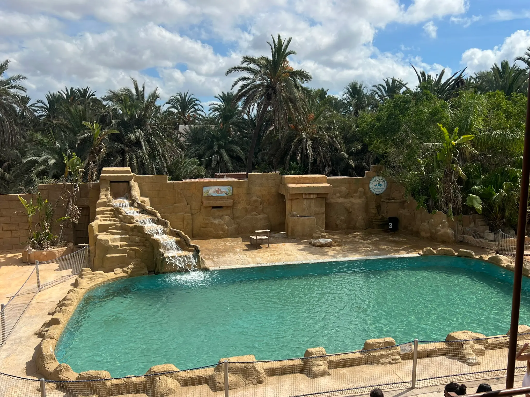 Felsiges Becken mit Wasserfall und türkisfarbenem Wasser im Rio Safari Elche